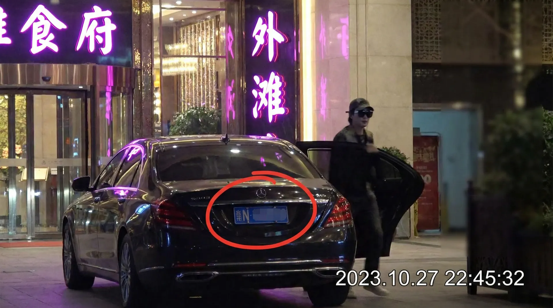 胜游亚洲平台 - 豪车餐厅外偷拍